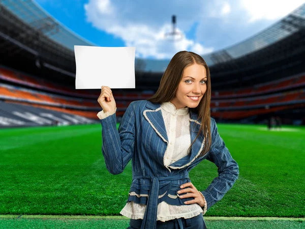 Fotbal, Žena na hrací pole zobrazující informace — Stock fotografie