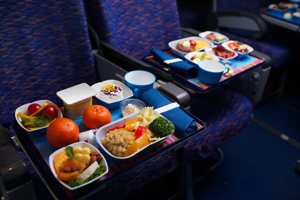 Поднос с едой в самолете — стоковое фото