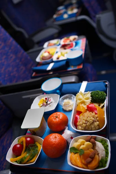 Поднос с едой на самолете, командировки бизнес-класса — стоковое фото