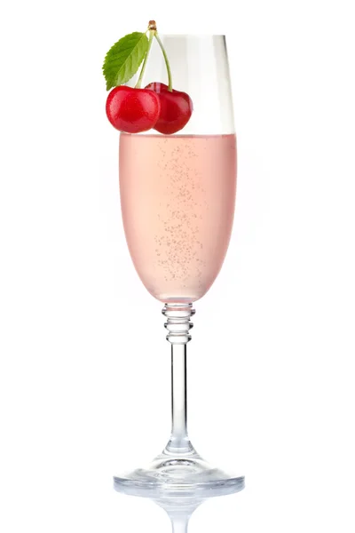 Copa de champán rosa con bayas frescas de cereza aisladas — Foto de Stock