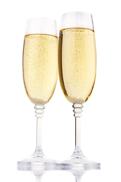 Dvě sklenice šampaňského izolované na bílém — Stock fotografie