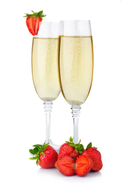 Дві склянки шампанського та свіжої полуниці ізольовані на білому — стокове фото