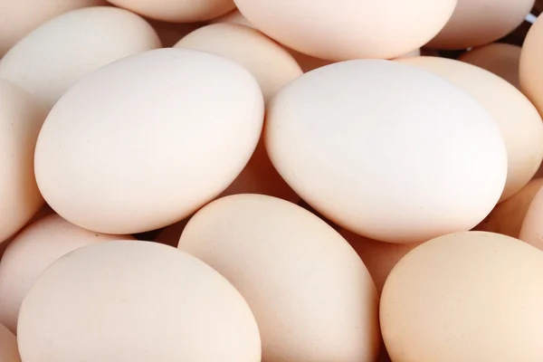 Bir yığın beyaz tavuk yumurtası. — Stok fotoğraf