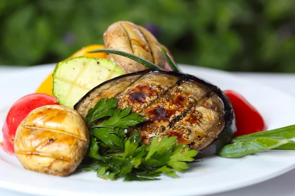 Grilled vegetables with mushrooms and greens — Stock Photo, Image