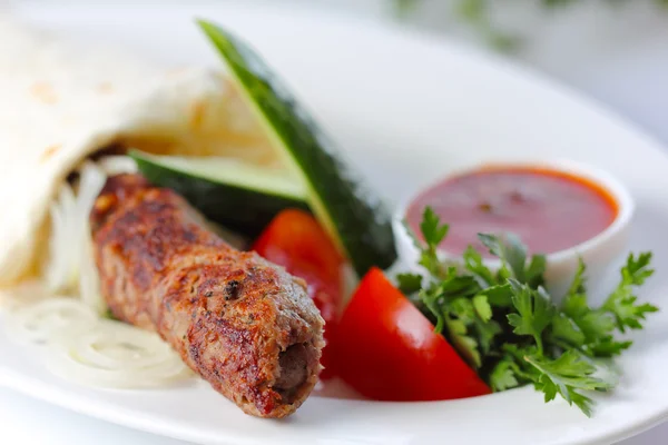 Kebab de cerdo shish con verduras y verduras —  Fotos de Stock