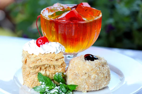 Сладкий десерт из желе и печенья — стоковое фото