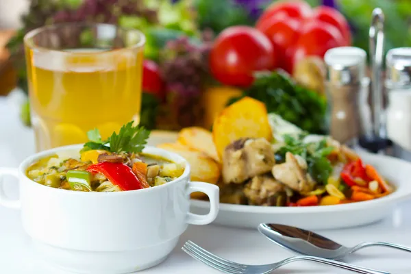 Almuerzo de negocios con sopa, ensalada y jugo Imagen de stock