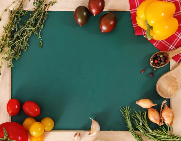 Овощи натюрморт с зеленой доской — стоковое фото