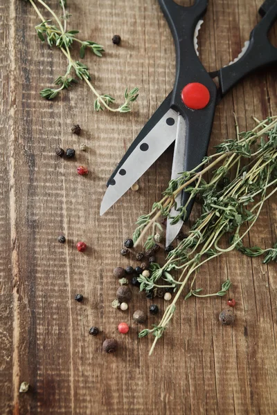 Zátiší s čerstvým tymiánem a nůžky — Stock fotografie