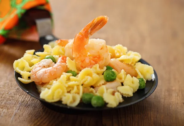 Shrimp salad with spaghetti — Stock Photo, Image