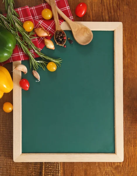 Овочі натюрморт з зеленою дошкою — стокове фото