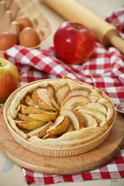 Vers gebakken zelfgebakken appeltaart — Stockfoto