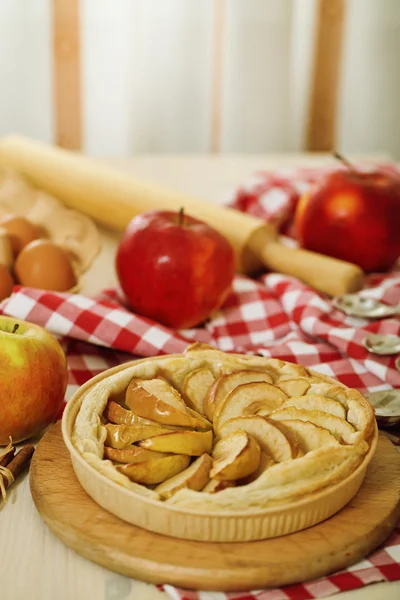 Frisch gebackener Apfelkuchen — Stockfoto