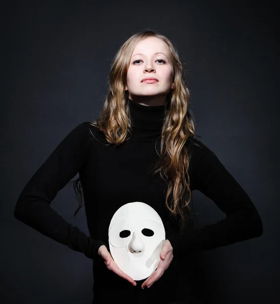Baixo retrato chave de uma bela mulher segurando máscara — Fotografia de Stock