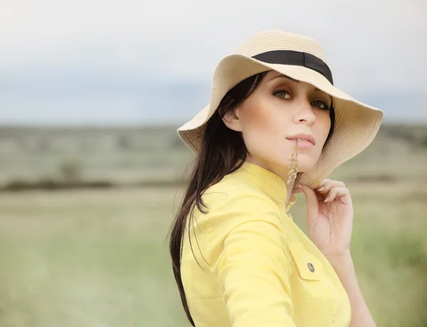 Brunetka v klobouku v letní den — Stock fotografie