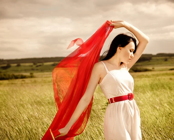 夏の日の赤い布とブルネットの少女 — ストック写真