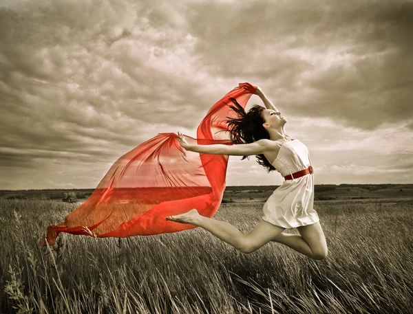Брюнетка дівчина з червоною тканиною в літній день — стокове фото