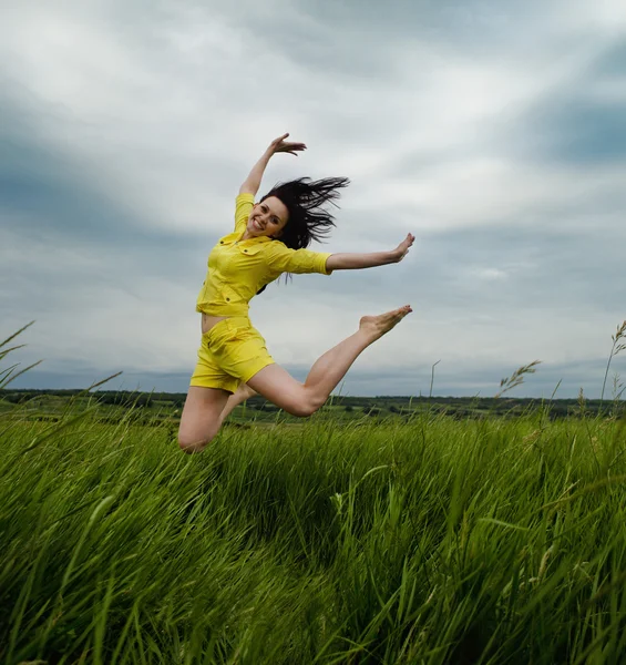 Brunett flicka hoppa i sommardag. utomhus potrrait — Stockfoto
