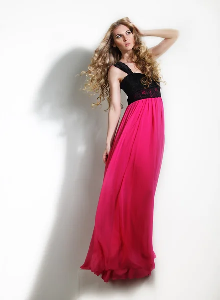 Retrato da menina bonita em vestido rosa longo — Fotografia de Stock