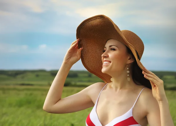 Sonriente chica morena en sombrero en el día de verano — Foto de Stock