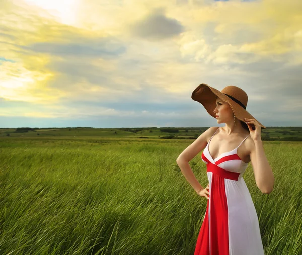 Yaz günü şapkalı esmer kız — Stok fotoğraf