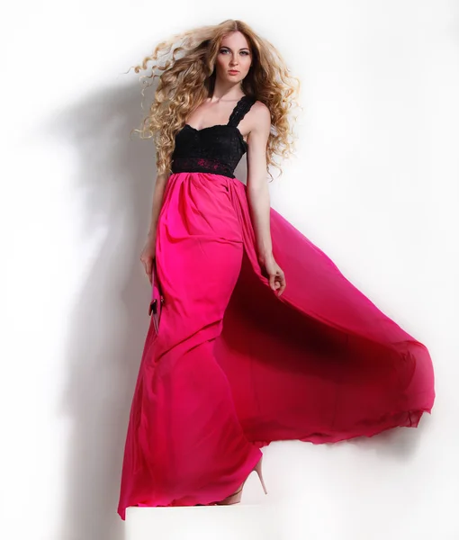 Portret van het mooie meisje in lang roze jurk — Stockfoto