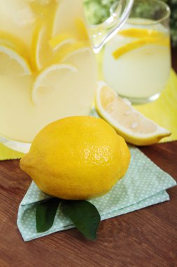 sürahi ve bardak taze limonata