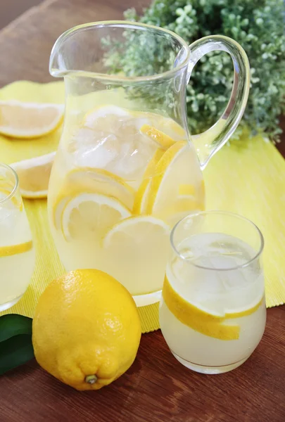 Кувшин и бокалы свежего лимонада — стоковое фото
