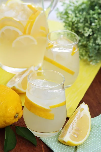 投手和眼镜的新鲜柠檬汁 — 图库照片