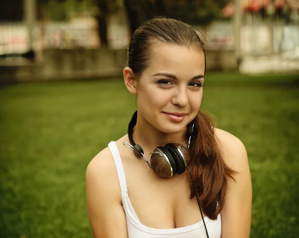 Hermosa chica joven con auriculares —  Fotos de Stock