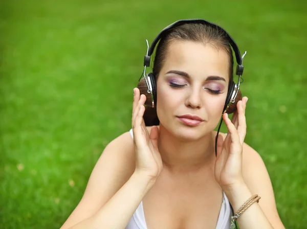 Schönes junges Mädchen mit Kopfhörern — Stockfoto