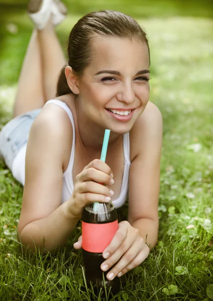 美しい若い女の子が草の上に横たわっている — ストック写真