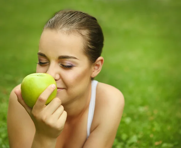 Piękna, młoda dziewczyna z zielonym jabłkiem — Zdjęcie stockowe