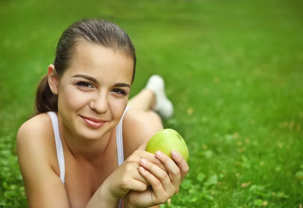 Güzel genç kız ile yeşil elma — Stok fotoğraf