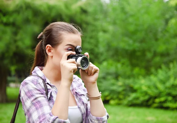 Schöne lächelnde junge Mädchen mit Kamera — Stockfoto