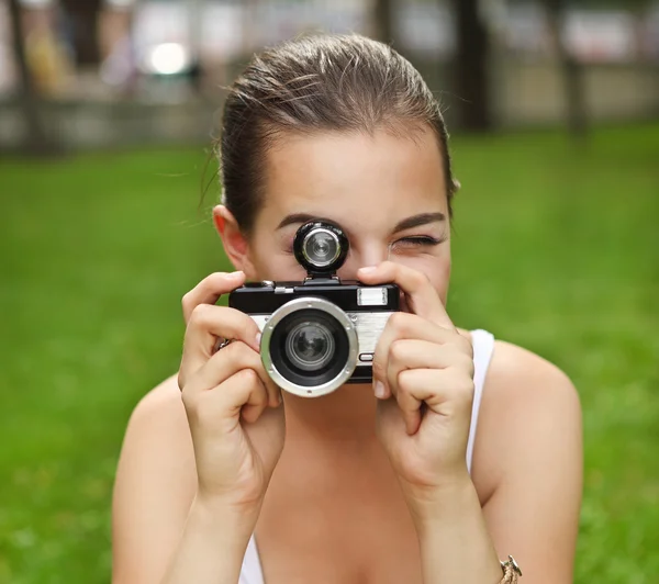 Hermosa joven sonriente con cámara — Foto de Stock