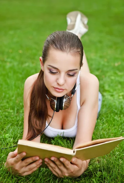 Beautiful young girl with book in summer park — Stock Photo, Image