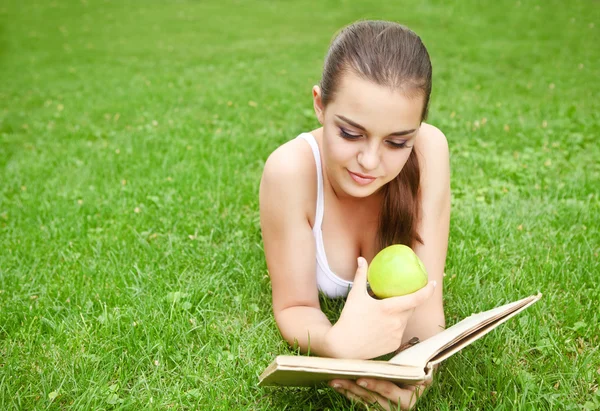 Piękna, młoda dziewczyna, czytanie w lato park — Zdjęcie stockowe