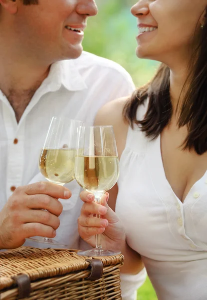 Junges glückliches Paar genießt ein Glas Weißwein Stockbild