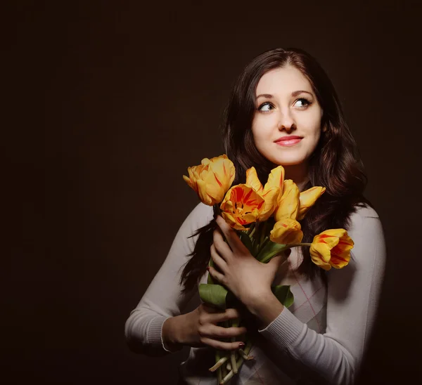 Mujer morena feliz con tulipanes — Foto de Stock