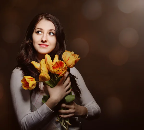 Femme brune heureuse avec des tulipes — Photo