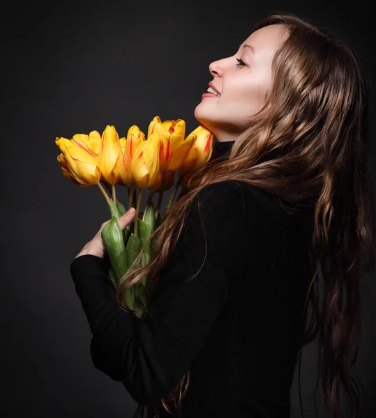Szczęśliwy blond kobieta z tulipany — Zdjęcie stockowe