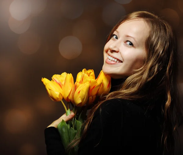 Szczęśliwy blond kobieta z tulipany — Zdjęcie stockowe
