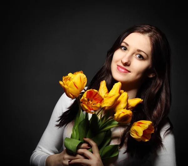 Femme brune heureuse avec des tulipes — Photo