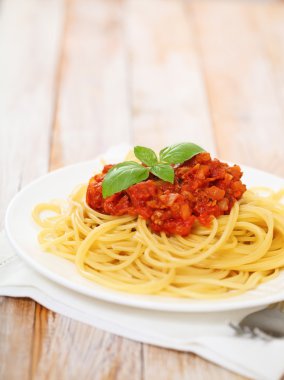 Beyaz tabak spagetti Bolonez