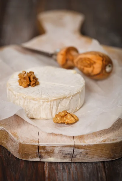Piatto di formaggio con noci — Foto Stock