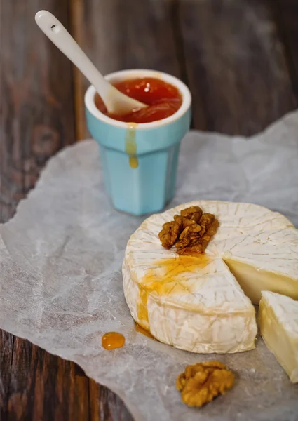 Bandeja de queso con nueces y mermelada — Foto de Stock