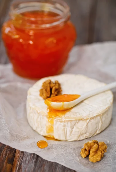 Plateau de fromage aux noix et confiture — Photo