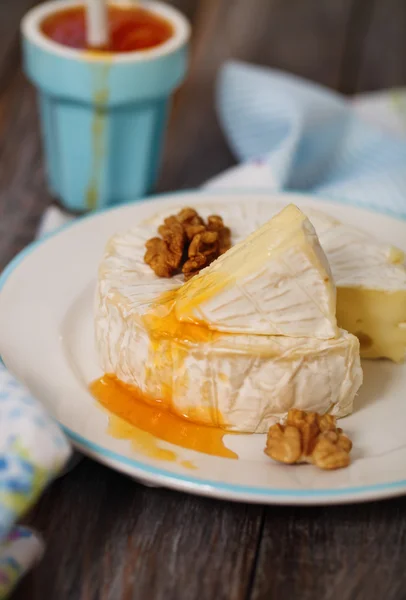 Bandeja de queso con nueces y mermelada —  Fotos de Stock