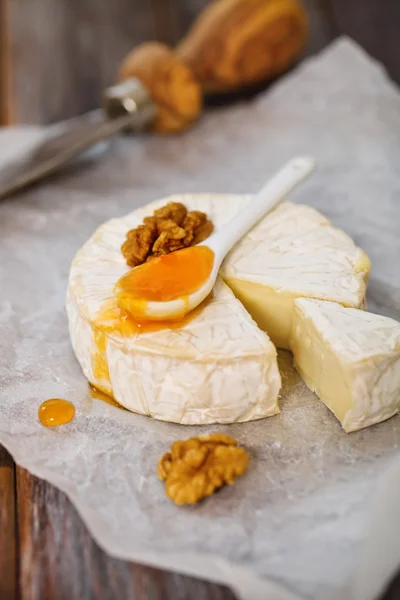Fındık ve reçel ile peynir — Stok fotoğraf